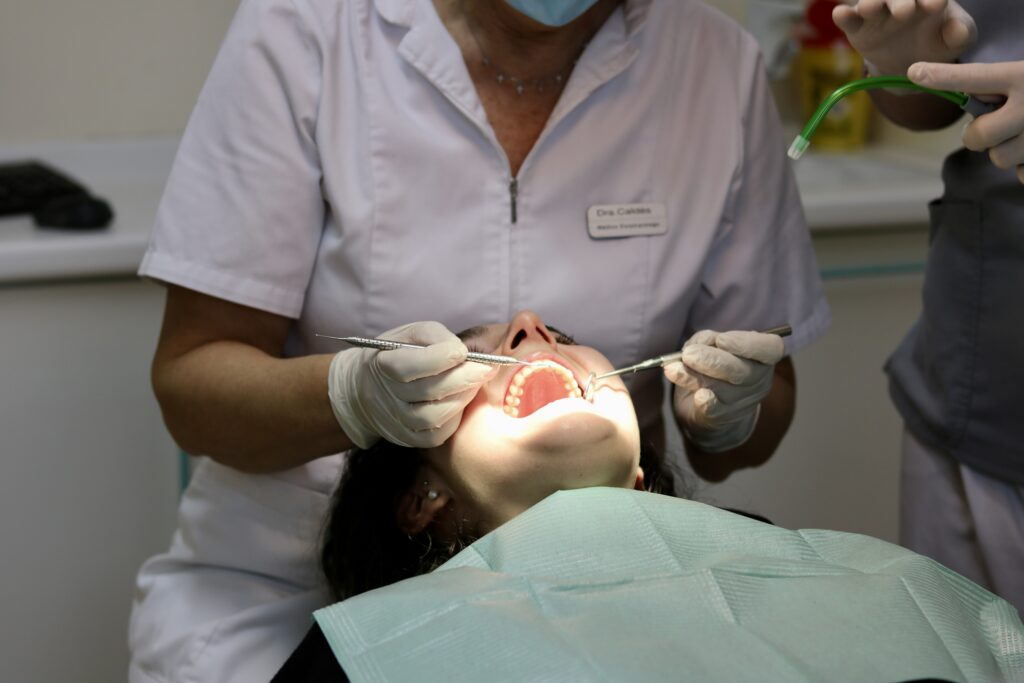 dentistas con paciente Centro dental Heron - dentista en Las Rozas